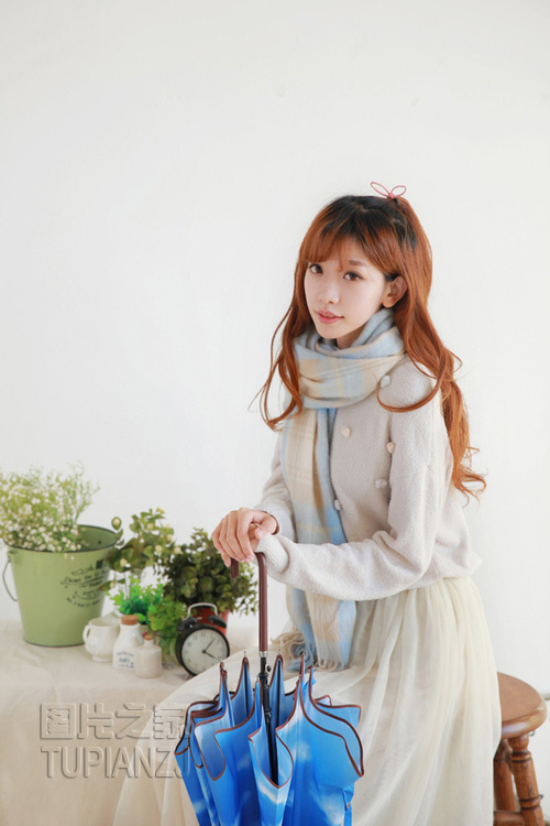 皇上坐在龙椅上受不住了:木马上两个电动木棒作