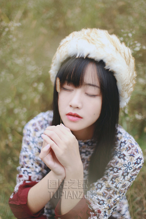 丈夫带俏寡妇回家,让我伺候他们洗澡!寡妇下面太紧了夹死我了