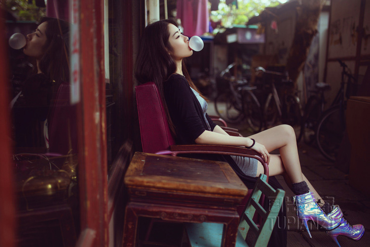 老婆和老板出差 她闺蜜给我发来了几张照片