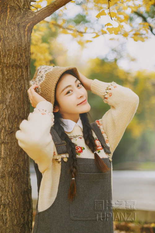 老板把秘书摁倒办公桌小说|你慢慢你慢慢掀开衣