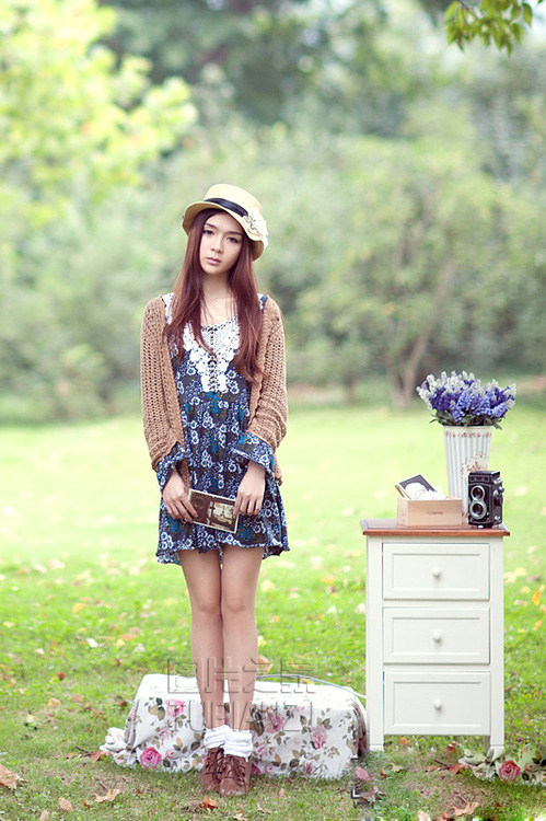 在野外被四个男人糟蹋|两个人一前一后有力的