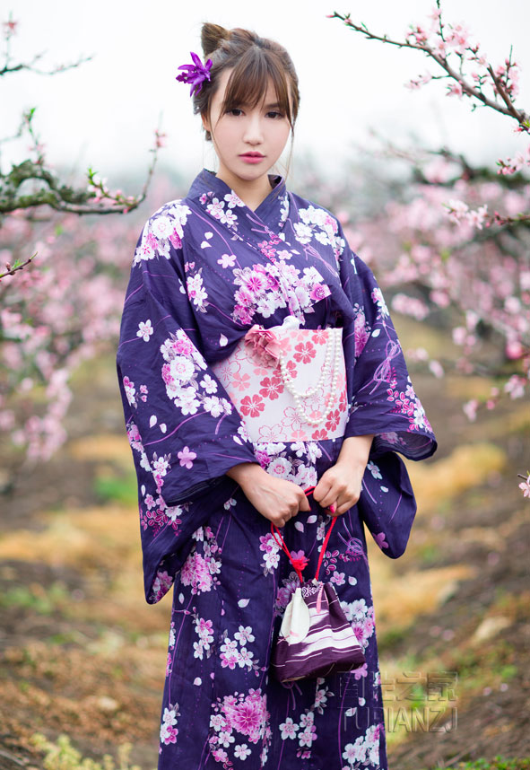 你的那个地方在我里面了:你慢慢你慢慢掀开衣服