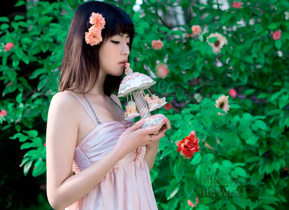 大叔你的太大了我难爱,主动地脱下衣服给大叔做