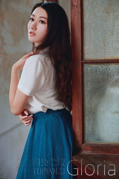 男友接吻手伸到内衣里:高冷男受用钢笔玩自己