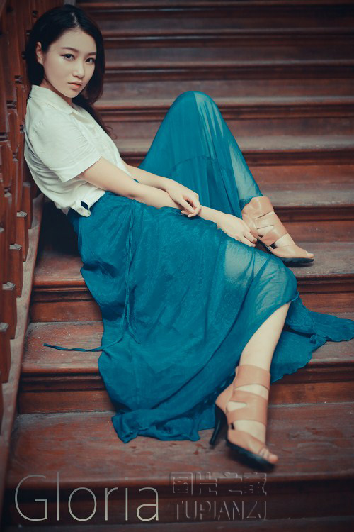 老师把我抱上去糟蹋了:疼 你出去 不待会就好了