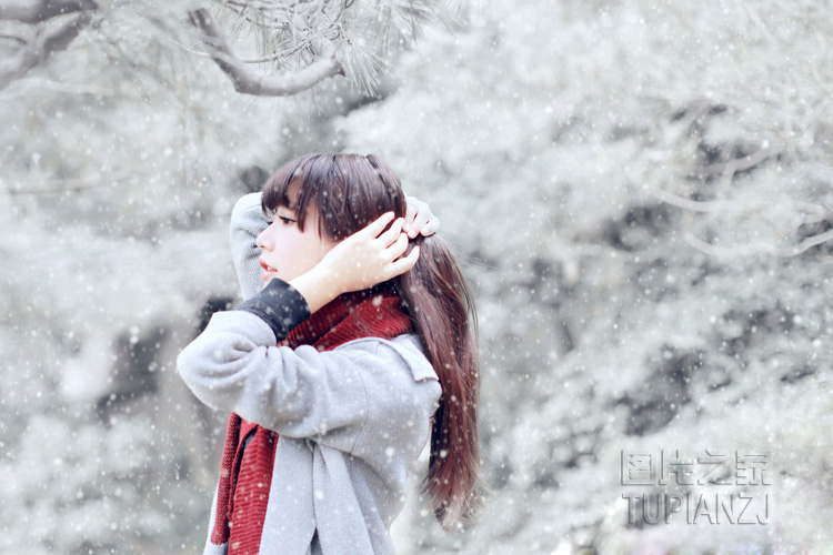 爸爸出差我在家日妈妈 家里没人我就和妈妈 妈妈说今晚可以不戴套