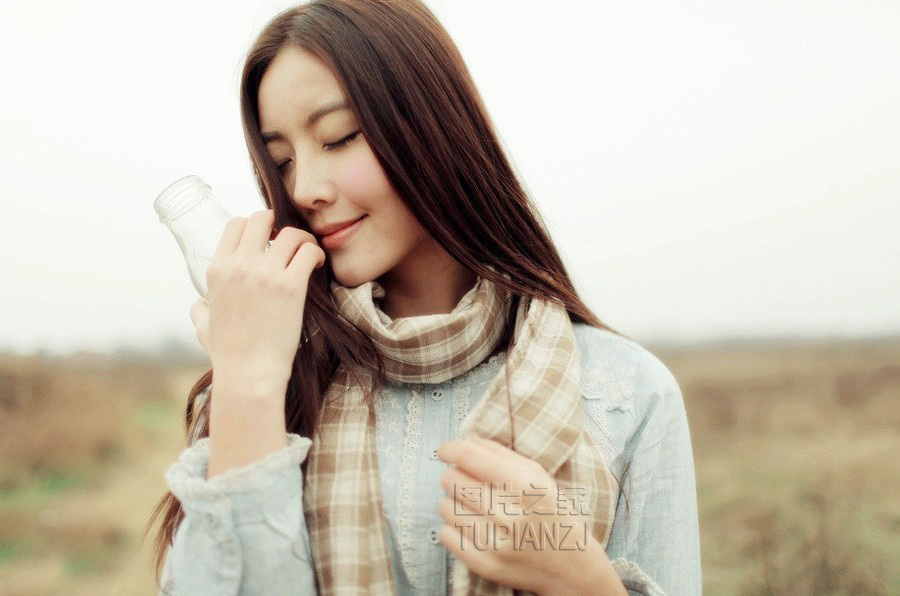 和上司在办公室疯狂的做:张开小嘴猛的含了进去