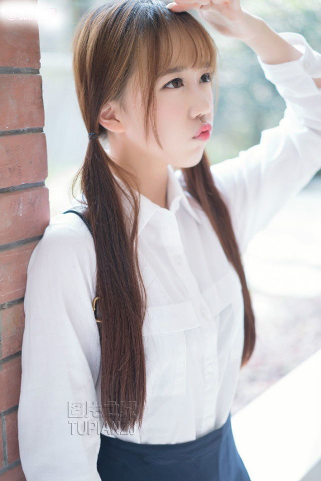 女秘书和老板 饭桌上他向我劝酒后悄悄探出咸猪手