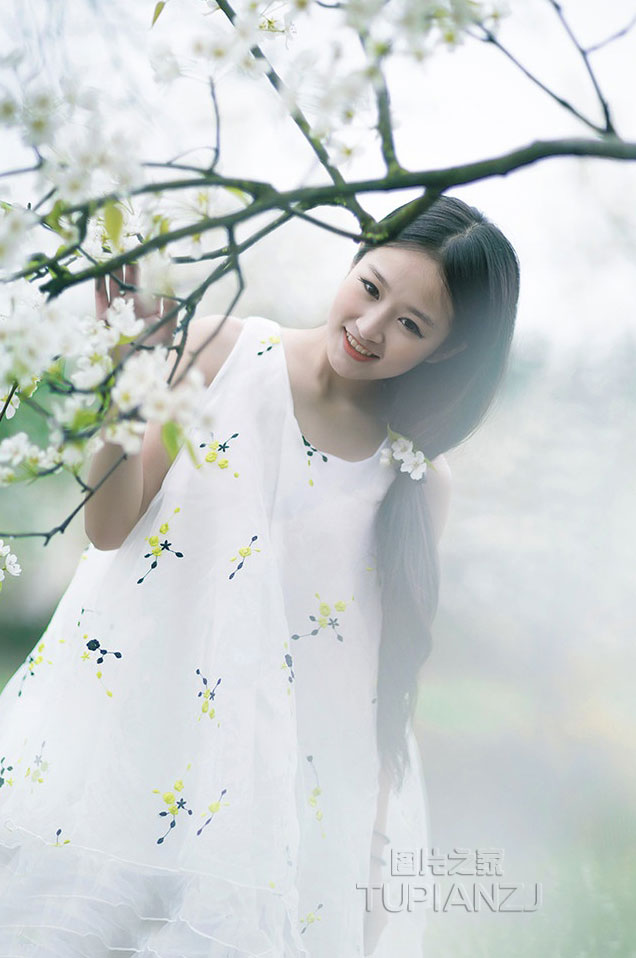 宝贝儿腿打开给我舔 宝贝吸住不许流出来 宝贝你好紧下面水好多