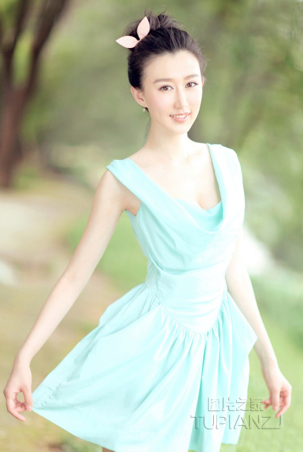 为了升职把老婆献给行长 老婆蒙上眼睛让别人玩