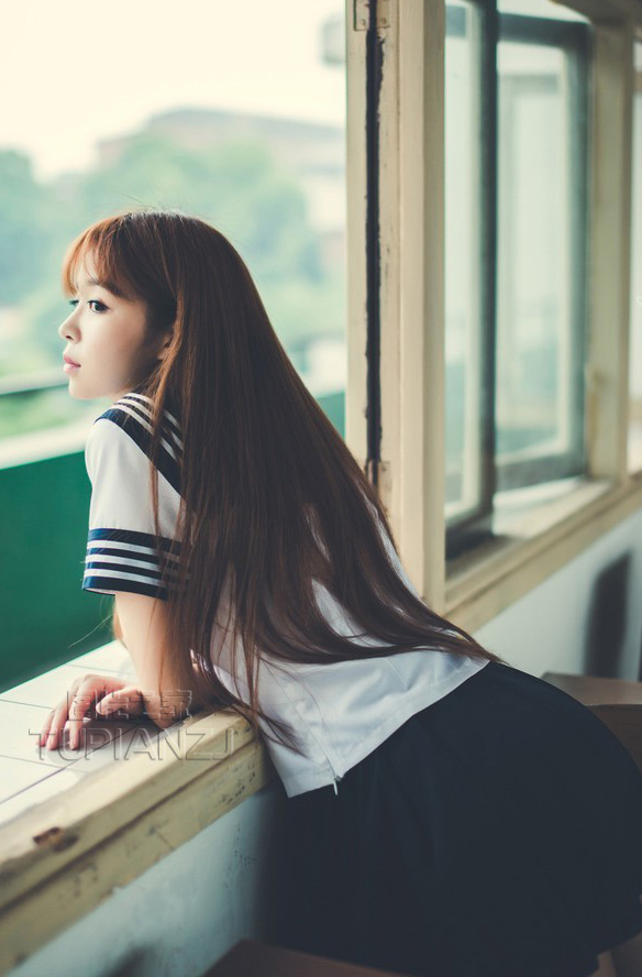 宝贝打开腿握住它自己坐上来:公车上强行被灌满