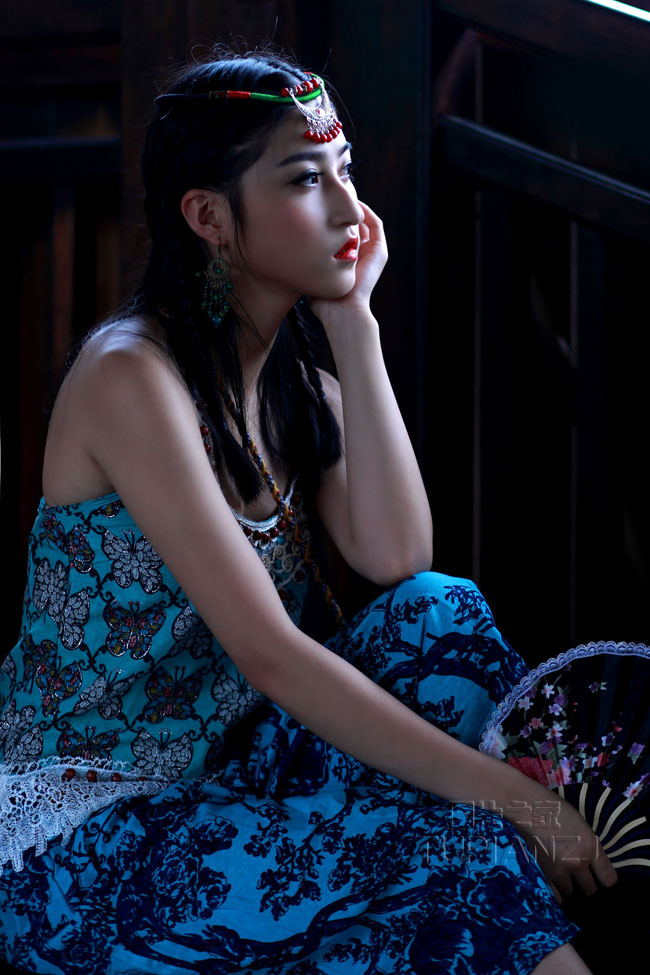 今晚老师是你的 口述:家教老师穿吊带诱惑我 老师别了下面已经很涨了