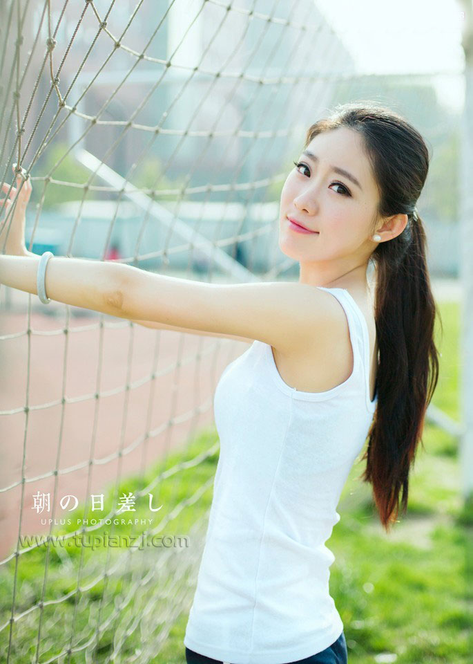 在车里撞了我八次|男人压在女人身上亲热